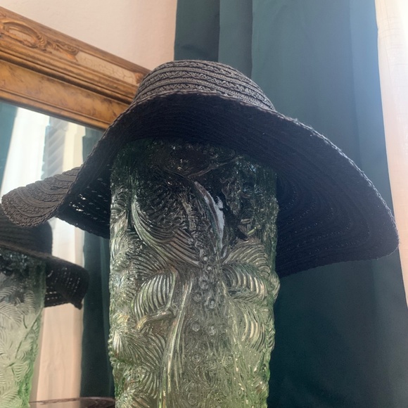 Black Straw Floppy Sun Hat - Picture 4 of 6